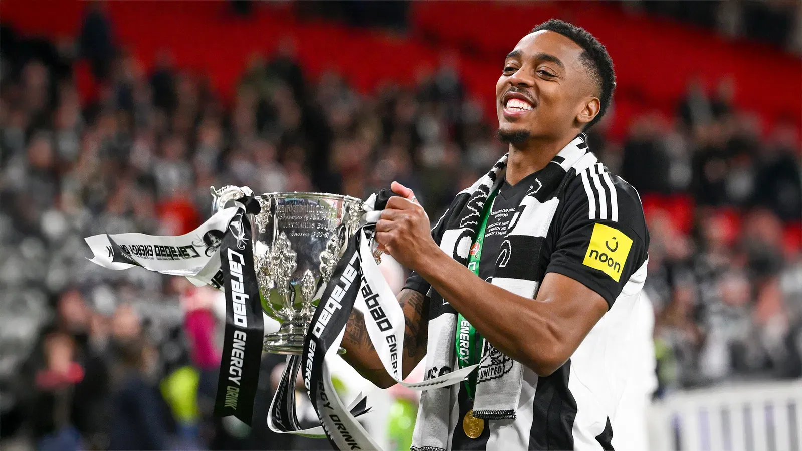 Willock smiling holding carabao cup newcastle nufc 2000 1