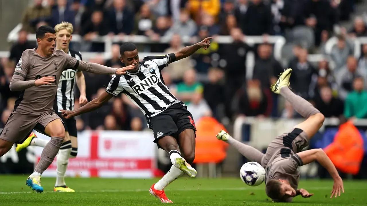 Watch: Brilliant moment between Isak and Livramento spotted by eagle-eyed Newcastle fan