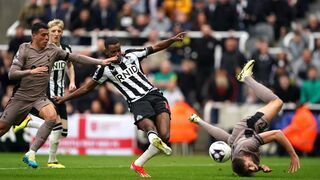 Watch: Brilliant moment between Isak and Livramento spotted by eagle-eyed Newcastle fan