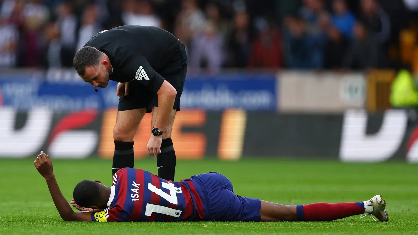 Isak injured referee newcastle united nufc 2000