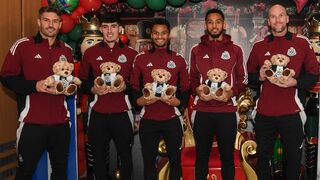 Newcastle United lads pictured spreading festive joy as they visit kids' hospital